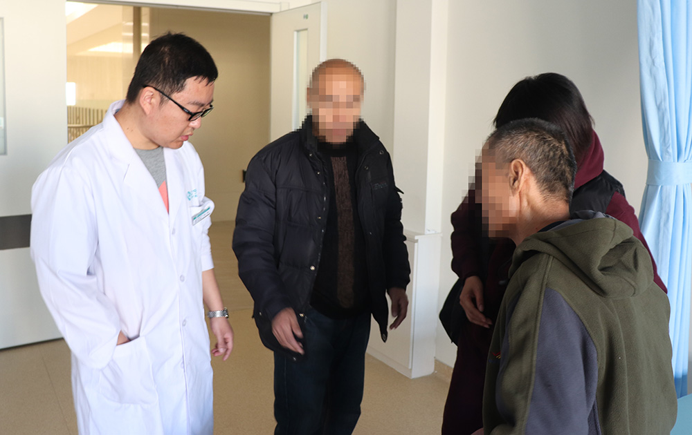 康復(fù)治療70天，偏癱患者步行出院！(圖1)