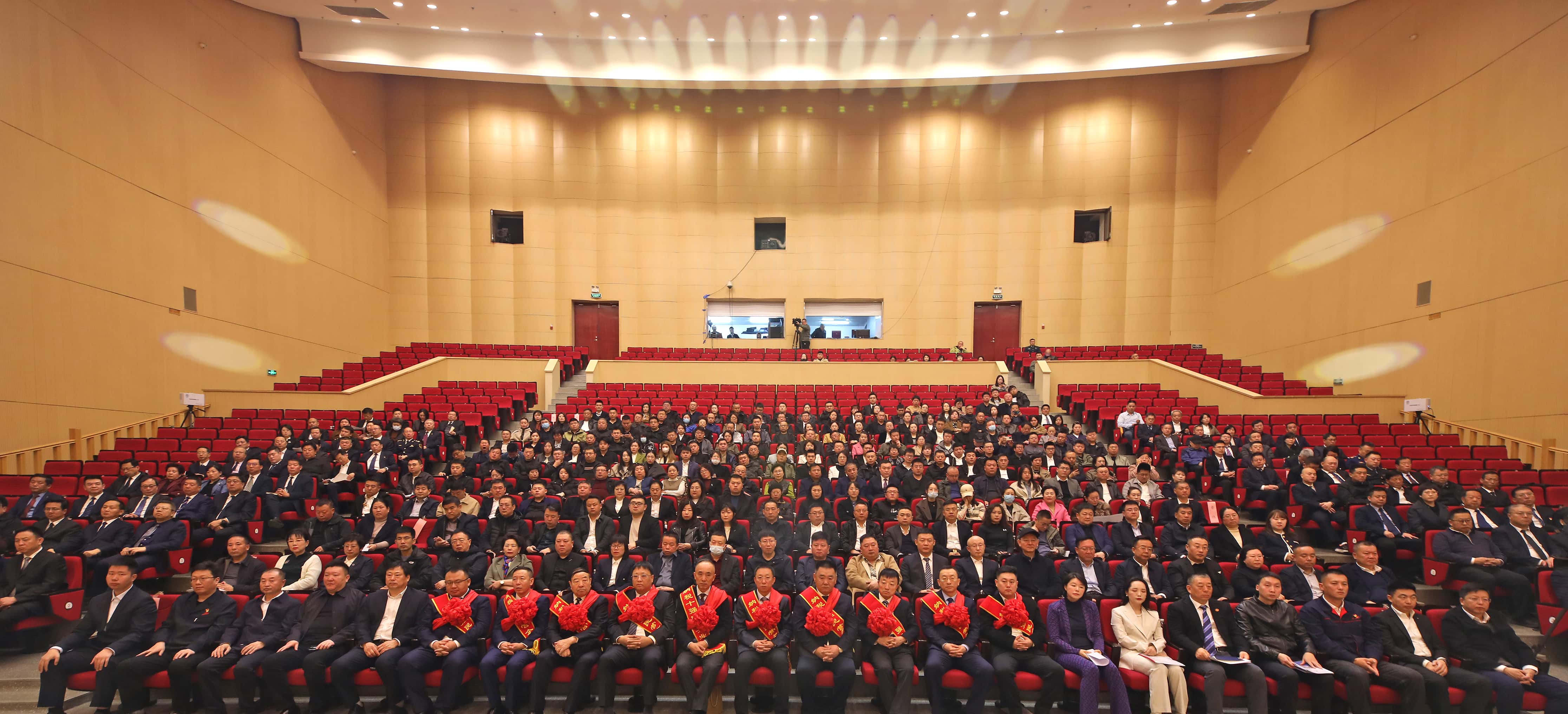 正業(yè)集團(tuán)再登納稅十強(qiáng)榜！董事長趙立君出席全市民營經(jīng)濟(jì)大會接受表彰(圖4)